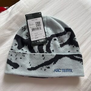 Arc’teryx grotto toque hat in alpine blue / blk sapphire